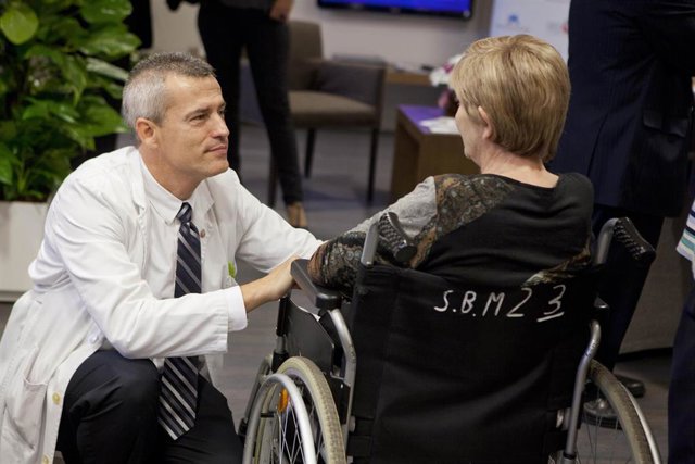 Un profesional atendiendo a un paciente