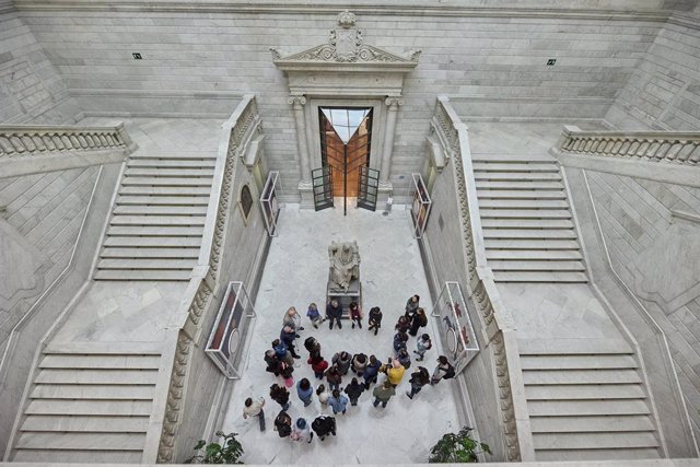 Archivo - Plano cenital de visitantes durante la Jornada de Puertas Abiertas en la Biblioteca Nacional de España, a 22 de abril de 2023, en Madrid (España).