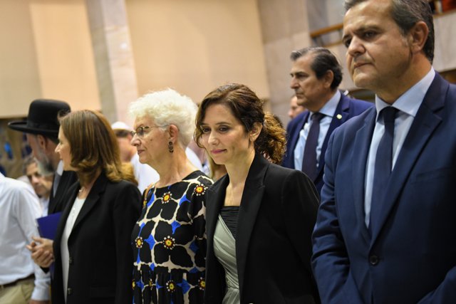La presidenta de la Comunidad de Madrid, Isabel Díaz Ayuso, asiste al solemne acto celebrado en memoria de las víctimas de los ataques terroristas sufridos por Israel, en la Sinagoga Beth Yaacov