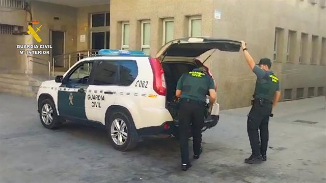 Agentes de la Guardia Civil frente al Ayuntamiento de Roquetas de Mar (Almería).