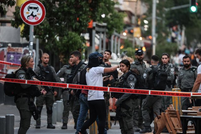 Archivo - 05 August 2023, Israel, Tel Aviv: Israeli police work at the crime scene after a shooting in Tel Aviv. 