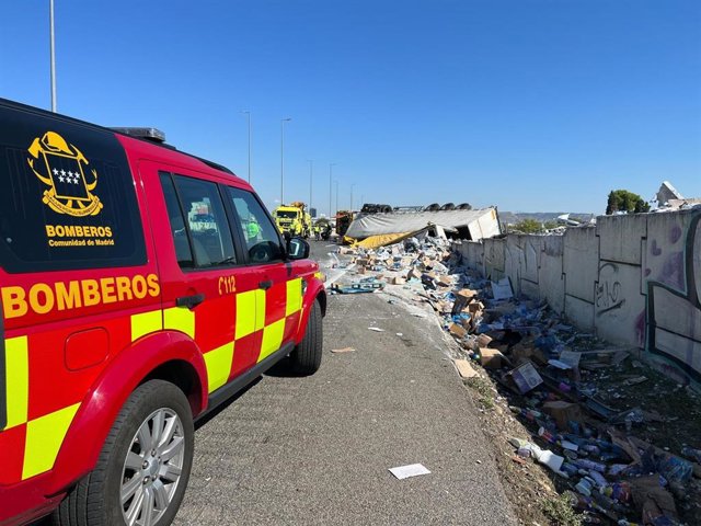 Rescatan a un hombre al volcar su camión lleno de detergentes en la A-2, en Alcalá