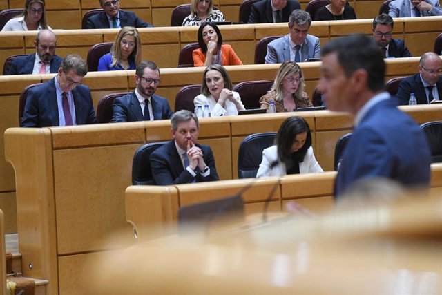 Archivo - El presidente del PP, Alberto Núñez Feijóo (i), portavoz del Partido Popular en el Senado, Javier Maroto (2i),  y la secretaria general del Partido Popular, Cuca Gamarra (3i), durante un pleno del Senado, a 25 de abril de 2023, en Madrid (España
