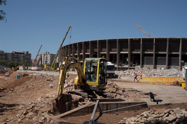 Archivo - Varias grúas y maquinaria durante las obras de remodelación del Spotify Camp Nou.