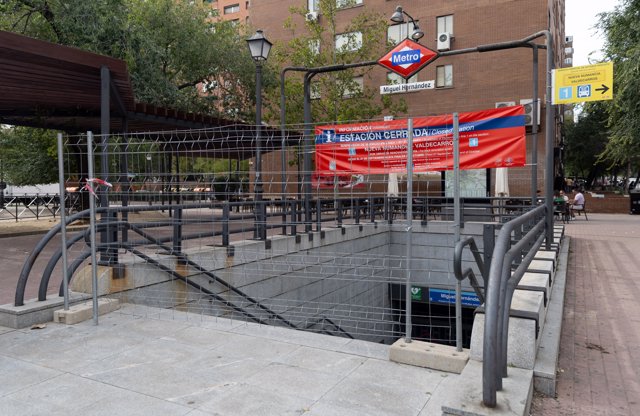 La estación de Metro Miguel Hernández cerrada por obras, a 13 de octubre de 2023, en Madrid