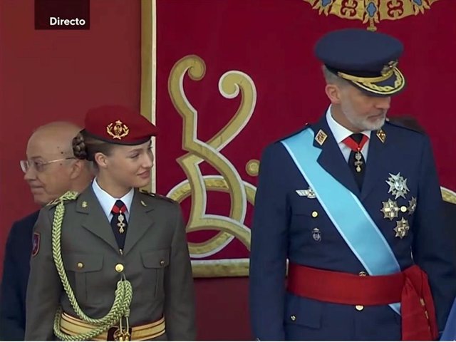 LA PRINCESA LEONOR Y EL REY FELIPE VI EN EL DESFILE DEL 12 DE OCTUBRE