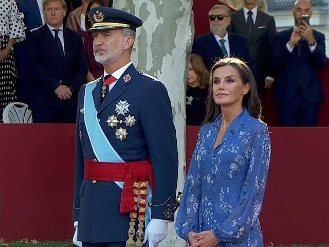 LOS REYES, DON FELIPE VI Y DOÑA LETIZIA, DURANTE EL DESFILE DEL 12 DE OCTUBRE