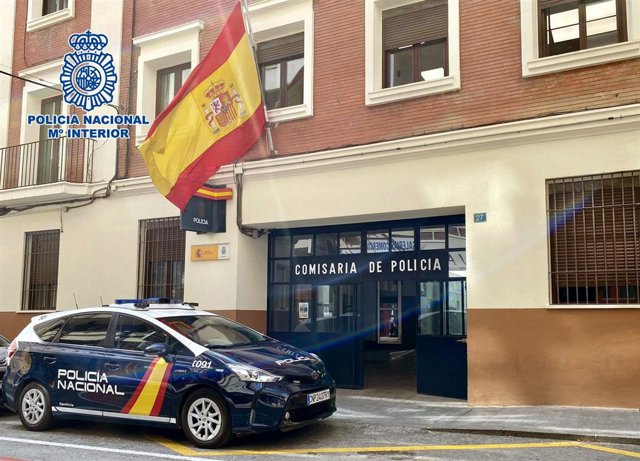 Imagen de archivo de una comisaría y de un coche patrulla de la Policía Nacional.
