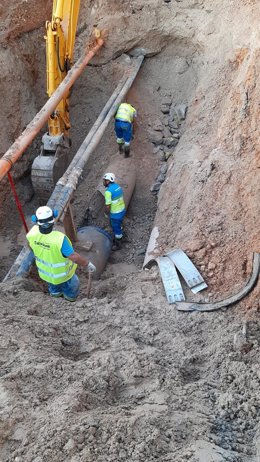 Operarios de Emaya trabajan en la tubería averiada en Son Rapinya.