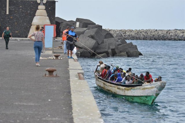 Varias personas llegan en barco al muelle de La Restinga, a 4 de octubre de 2023, en El Hierro, Islas Canarias (España)