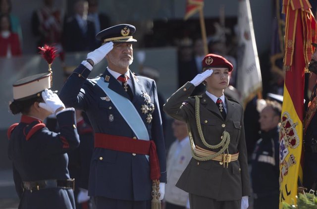 La Princesa de Asturias, Leonor y el Rey Felipe VI durante el desfile del 12 de octubre 'Día de la Fiesta Nacional', en la plaza de Cánovas del Castillo, a 12 de octubre de 2023, en Madrid (España). Los actos comienzan con el izado de la bandera nacional 