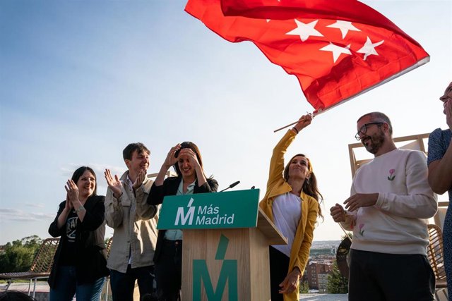 Archivo - La portavoz regional de Más Madrid, Mónica García, con la bandera regional en la mano, en el inicio de la campaña electoral del 28M
