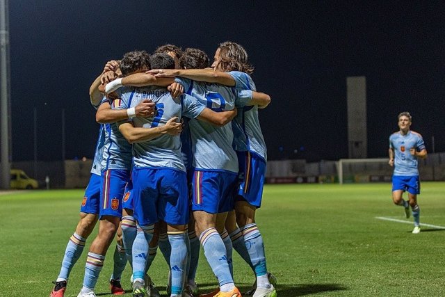 Varios futbolistas de la selección española sub-21 celebran un gol.