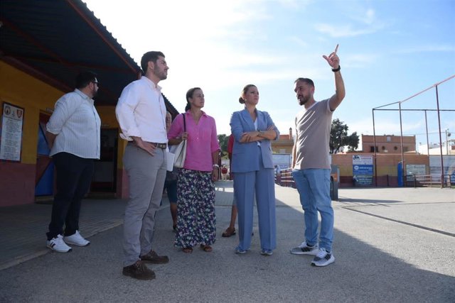 Minerva Salas visita las obras de pavimentación del Club Deportivo Valdezorras.