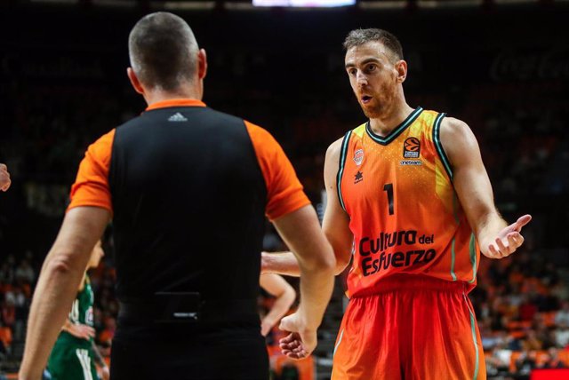 Archivo - Víctor Claver, durante un partido con el Valencia Basket.