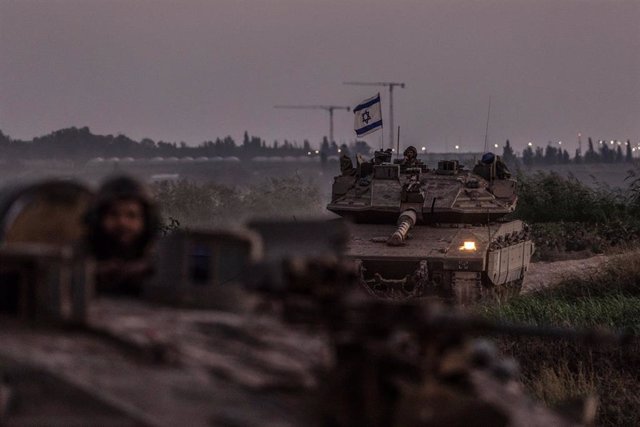 Militares israelíes en tanques cerca de la frontera con la Franja de Gaza