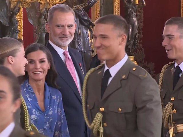 La Princesa Leonor, saludando a su compañero ante la divertida mirada de los Reyes