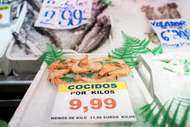Archivo - Precios en una pescadería