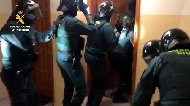 Agentes de la Guardia Civil en una de las entradas y registros realizadas dentro de la operación contra la trata de seres humanos