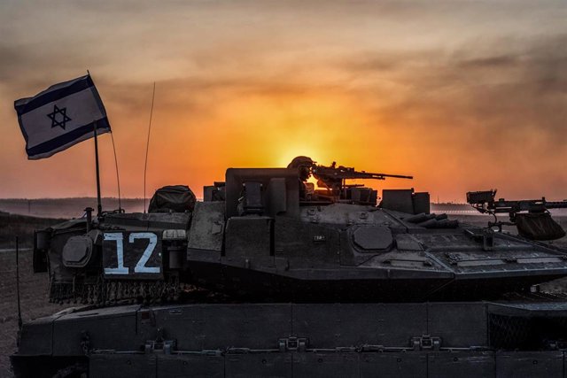 Un tanque israelí cerca de la frontera con la Franja de Gaza