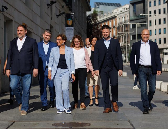 (E-D) El líder d'ERC, Oriol Junqueras; els diputats d'ERC Francesc-Marc Álvaro; Montserrat Bassa; Pilar Vallugera; Inés Granollers i Cunillera; el portaveu d'ERC al Congrés,  Gabriel Rufián i el diputat d'ERC Jordi Salvador