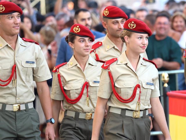 La princesa Leonor participa en la ofrenda de cadetes a la Virgen del Pilar en la basílica de la patrona de la Hispanidad en la Academia General Militar de Zaragoza a 06 de Octubre de 2023 en Zaragoza