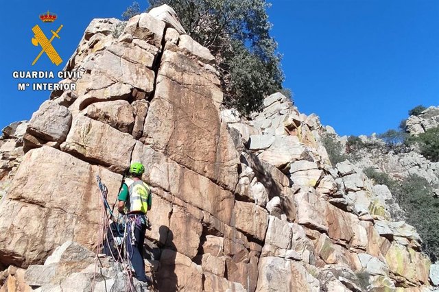 La Guardia Civil auxilia a un escalador con rotura de hombro en Embid de la Ribera