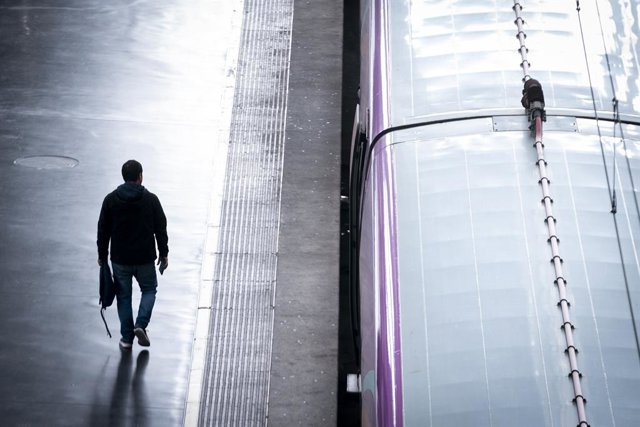 Archivo - Un hombre en una de las vías de la estación Puerta de Atocha-Almudena Grandes (archivo)