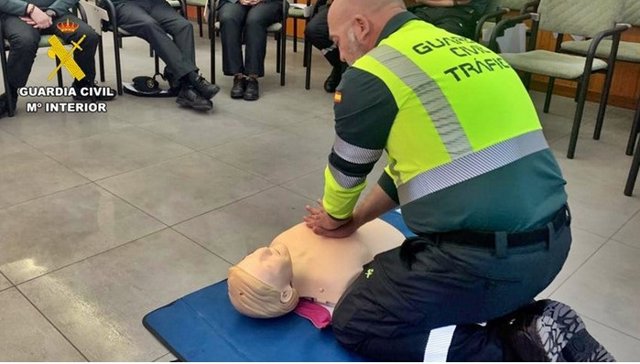 La Guardia Civil salva la vida con maniobras de recuperación al ocupante de un taxi indispuesto en Villanubla. En la foto, un agente ensaya con un maniquí.