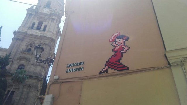 Archivo - Imagen de archivo del mosaico de la Gitana del artista Invader colocado en el Palacio Episcopal Málaga. 