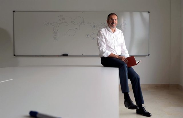 EHUko Medikuntza eta Erizaintza Fakultateko irakaslea den Juan Manuel Marín ginekologo gasteiztarra.