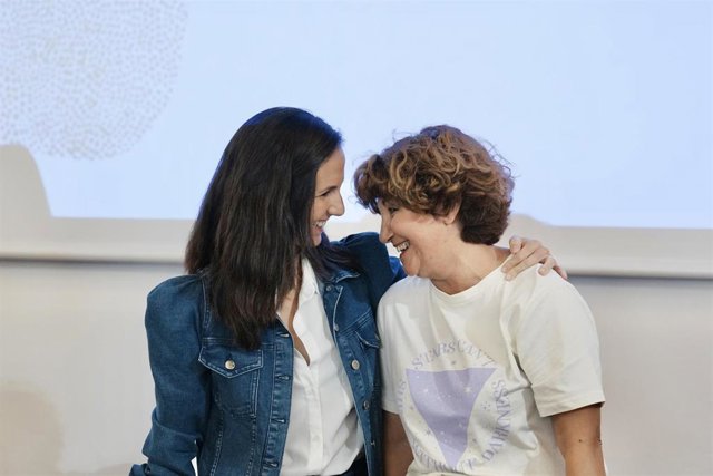 La secretaria general de Podemos y ministra de Derechos Sociales y Agenda 2030, Ione Belarra (i), y la coordinadora general de Podemos Euskadi, Pilar Garrido (d), participan en un encuentro con la militancia vasca.