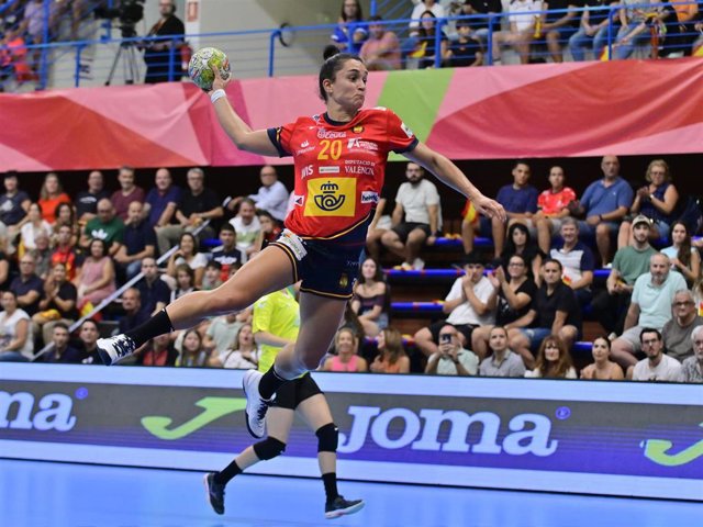 Amaia González de Garibay intenta un lanzamiento en un partido de la selección española