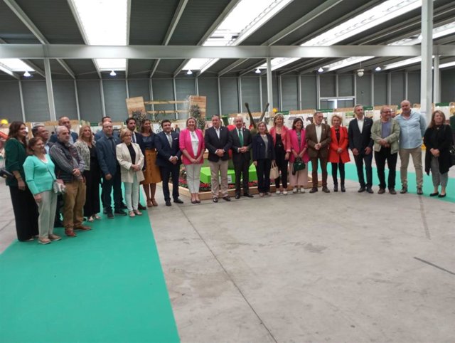 Foto de familia tras la inauguración de Ecocultura