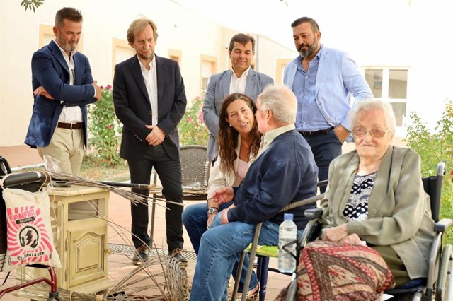 VIsita de la consejera de Inclusión Social, Juventud, Familias e Igualdad, Loles López, a la residencia María de la Paz en Nerva (Huelva).