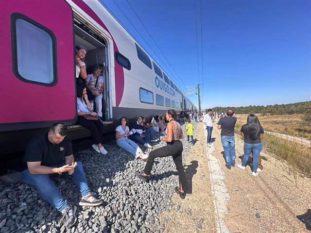 Afectados por la interrupción del servicio de trenes de alta velocidad que enlazan la Comunitat Valenciana y Madrid, parados en mitad de la vía en uno de los trenes afectados