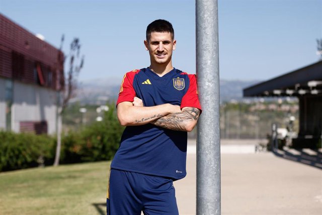 Oihan Sancet posa en las instalaciones de la Ciudad del Fútbol de Las Rozas 