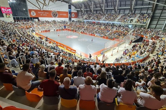 Un partido de fútbol sala en el Palacio de los Deportes de Cartagena.