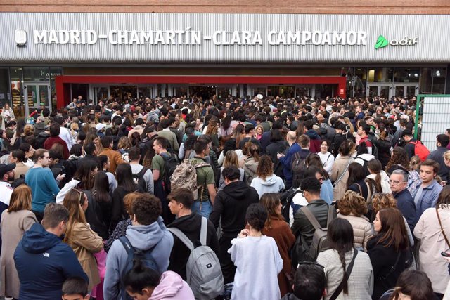 Archivo - Centenares de personas en la entrada de la estación Madrid-Chamartín-Clara Campoamor, a 31 de marzo de 2023, en Madrid (España). 
