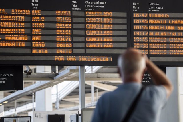 Un panel de viajes cancelados de la estación de ave Joaquín Sorolla, con motivo de la incidencia producida en un tren Alicante-Madrid Chamartín, a 13 de octubre de 2023, en Valencia, Comunidad Valenciana (España).