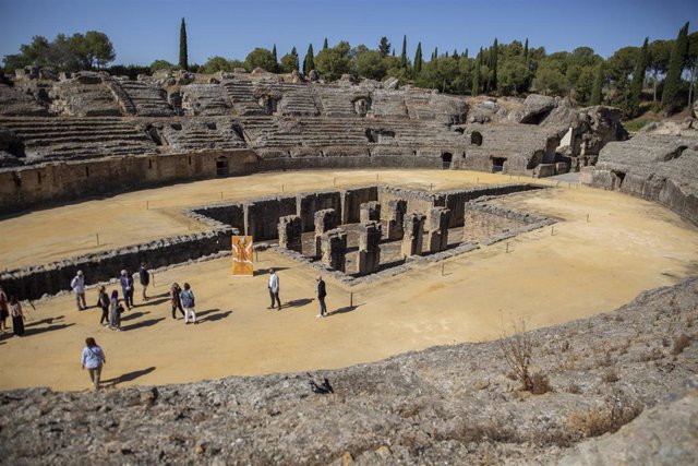 Archivo - Visitantes en el Conjunto Arqueológico de Itálica, archivo 