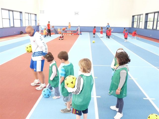 Archivo - Escuela de fútbol del IMD