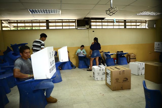 Archivo - Col·legi electoral a Guayaquil durant la primera volta, el 20 d'agost