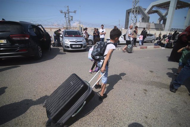 Cientos de palestinos aguardan en el paso de Rafá con Egipto 