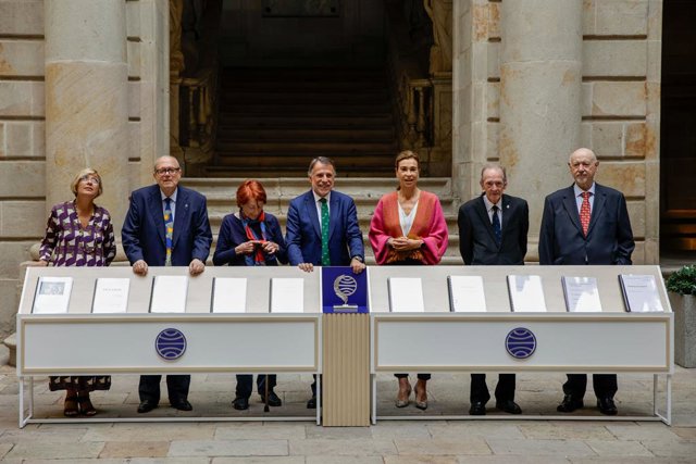 La directora d'Editorial Planeta i secretària del Jurat amb vot, Belén López, el poeta Pere Gimferrer, l'escriptora Rosa Regàs, el president de Grup Planeta, José Creuheras, l'escriptora Carmen Posadas, el filòleg José Manuel Blecua, i l'escr