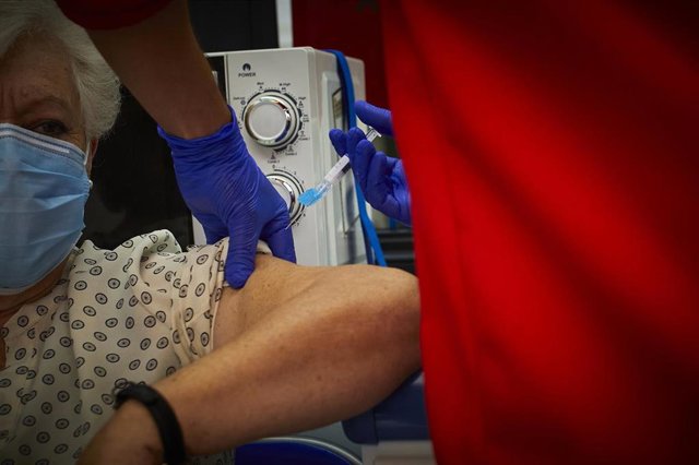 Archivo - Personal de la Cruz vacuna contra la gripe en un punto de vacunación instalado en Aranjuez, Madrid (España), a 12 de noviembre de 2020