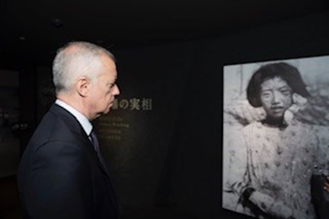 El Lehendakari, Iñigo Urkullu, observa una fotografía de una víctima de la bomba atómica lanzada sobre la ciudad japonesa de Hiroshima, durante su visita al museo de la ciudad