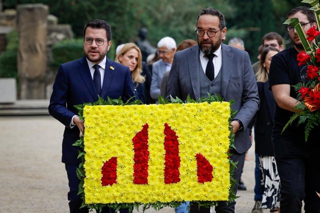 El president de la Generalitat, Pere Aragonès, i el diputat d'ERC al Parlament i secretari general adjunt d'Estratègia, Juli Fernàndez, en l'homenatge a Lluís Companys a Barcelona