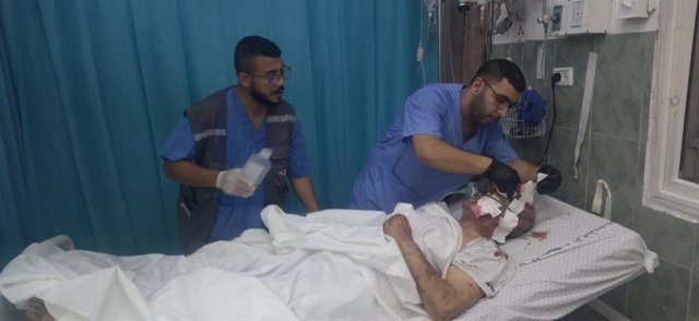 Sanitaris atenent un ferit en un hospital de la Franja de Gaza