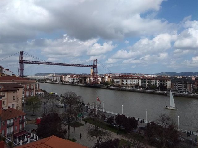 Nubes y claros sobre el Puente Colgante de Portugalete (archivo).